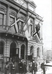 Приспущенные флаги Ингерманландии, Финляндии и Восточной Карелии в знак протеста против депортаций ингерманландцев. Хельсинки. 1934 г.